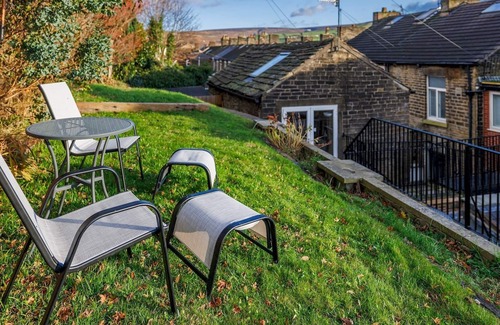 Padfield Apartment | Private Single Stay | Scenic Base in Peak District | Pass the Keys