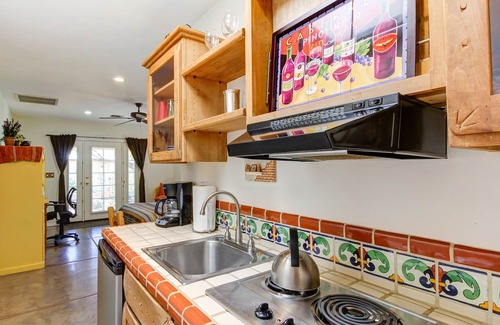 Peter Howell House | Private Southwestern Style Casita with Lush & Fully fenced Lush Yard*