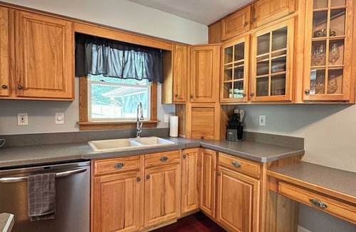 Malta House | Private, spacious 4 bedroom 2 bath 15 mins to Saratoga track w/Pool and hot tub