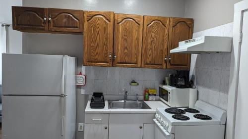 Holbrook Apartment | Private, Spacious & Comfy 1 bedroom Entire Suite With Separate Entry & Free Parking