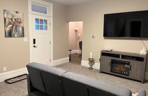 Mishawaka House | Private & Spacious Home 5 miles from Notre Dame