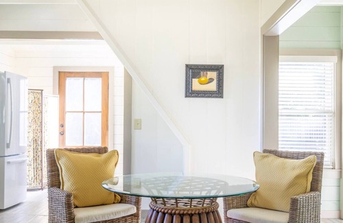 Round Top House | Private Stay for 2-4 | Chic, Cozy, Cottage 1 Block to Downtown Round Top