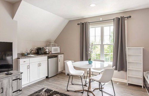 Druid Hills Apartment | Private Studio Above Garage w/Hot tub Only 1 Mile to Downtown Hendersonville