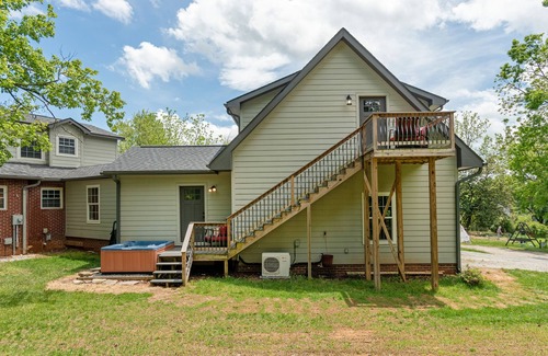Druid Hills Apartment | Private Studio Above Garage w/Hot tub Only 1 Mile to Downtown Hendersonville