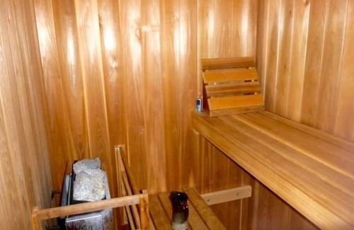 Cougar Creek House | Private studio appartment with great outdoor area