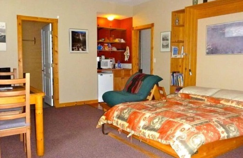 Cougar Creek House | Private studio appartment with great outdoor area