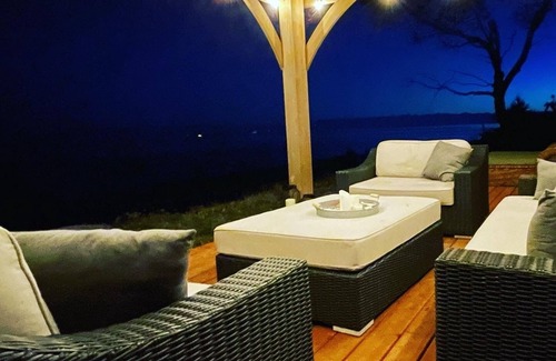 Powell River Apartment | Private studio, beach access, hot tub, storm watching pet friendly - Heron Suite