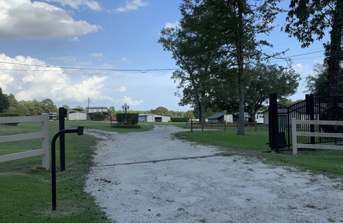 Lufkin Apartment | Private studio located on beautiful horse property