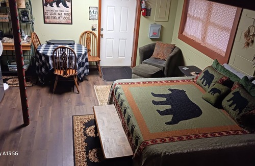 Newland House | Private Studio w/Bath, Laundry, Cooking, River Access, Storage, Large Dogs OK.