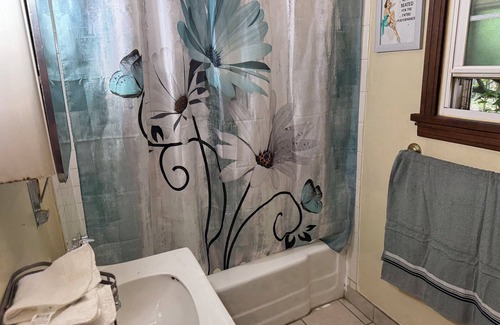 Marshall-Shadeland Apartment | Private Studio Wi-Fi & Streaming