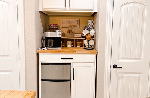 Melissa Apartment | Private Suburban Gem-1 Bdrm Suite w/Kitchette & W/D