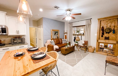 Melissa Apartment | Private Suburban Gem-1 Bdrm Suite w/Kitchette & W/D