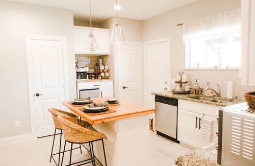 Melissa Apartment | Private Suburban Gem-1 Bdrm Suite w/Kitchette & W/D