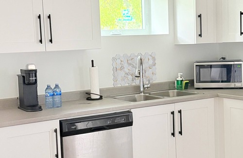 Burke Mountain House | Private Suite King Bed Free Parking 270 Mbps Internet Netflix Quiet