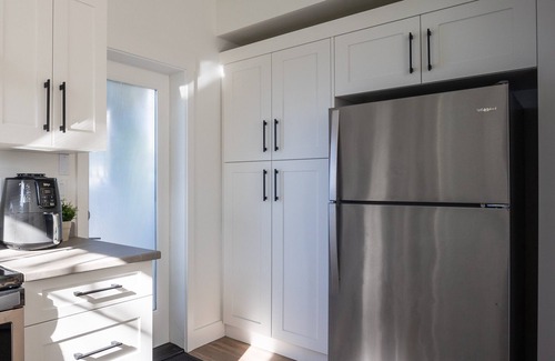Burke Mountain House | Private Suite King Bed Free Parking 270 Mbps Internet Netflix Quiet