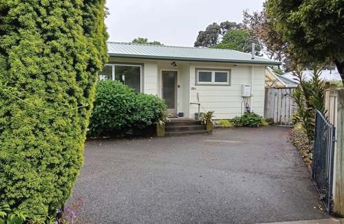 New Plymouth House | Private sunny home, easy walk to Pukekura Park, city and walkways
