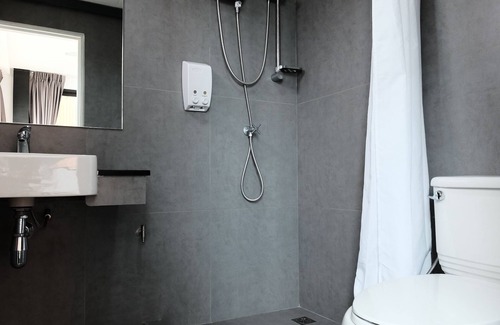 Lak Si Hotel | Private Double En-suite Room With a Private Bathroom Free Social Area