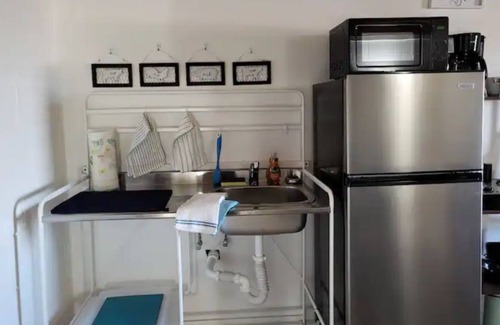Laguna Park House | Private Unit w/gated pool & tub /Lake Whitney
