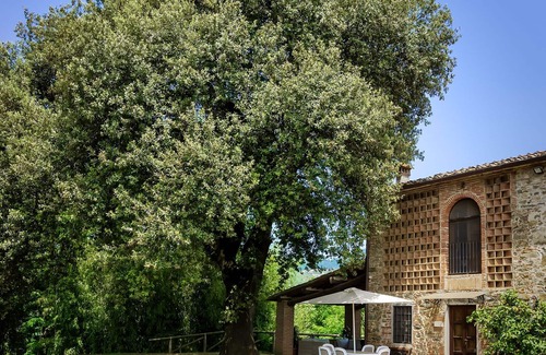 Capannori Villa | Private Villa with A/C, WIFI, private pool, TV, patio, panoramic view, parking, close to Lucca