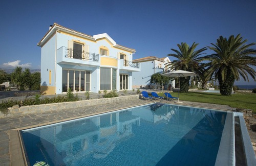 Svoronata Villa | Private villa, infinity swimming pool, fully equipped kitchen, wireless internet
