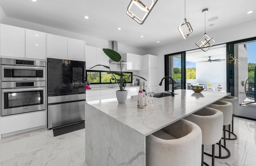 Long Bay Hills Villa | Private Villa Stay with Pool, BBQ and Beach Nearby