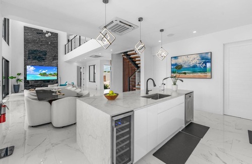 Long Bay Hills Villa | Private Villa Stay with Pool, BBQ and Beach Nearby