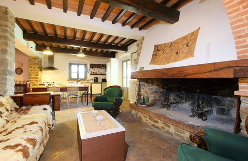 Civitella in Val di Chiana Villa | Private Villa with WIFI, private pool, TV, balcony, pets allowed, panoramic view, close to Arezzo