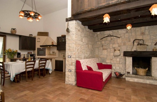 San Lupo House | Private Villa with A/C, private pool, WIFI, TV, patio, pets allowed, panoramic view, parking