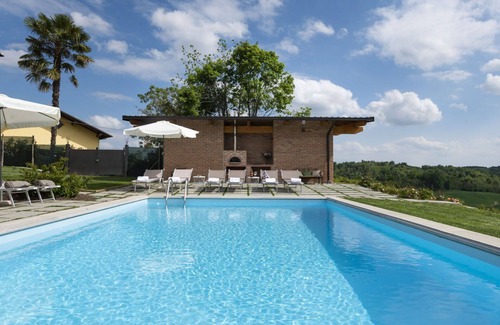 Monteu Roero Villa | Private Villa with A/C, WIFI, private pool, TV, patio, panoramic view, parking, close to Alba