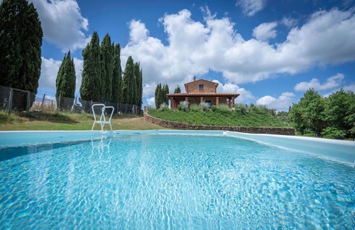 Sinalunga Villa | Private Villa with A/C, WIFI, private pool, TV, patio, panoramic view, close to Montepulciano