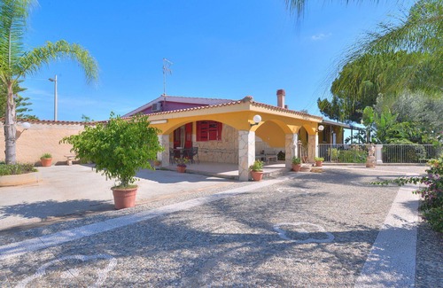 Floridia Villa | Private Villa with A/C, WIFI, private pool, TV, patio, pets allowed, panoramic view, parking