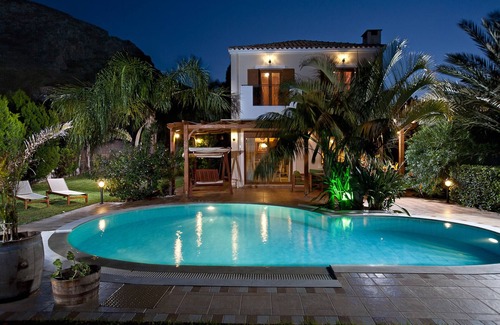 Piskopiano House | Private villa with heated pool and sea views