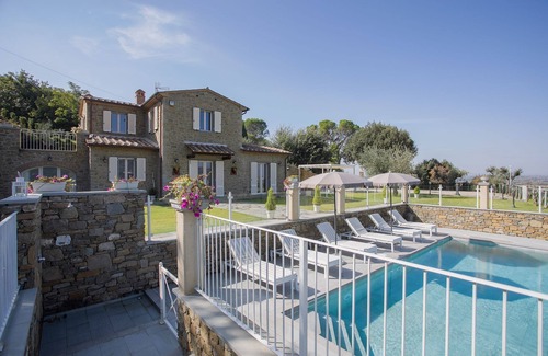 Cortona Villa | Private Villa with A/C, private pool, WIFI, TV, terrace, panoramic view, parking, close to Cortona
