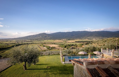 Cortona Villa | Private Villa with A/C, private pool, WIFI, TV, terrace, panoramic view, parking, close to Cortona