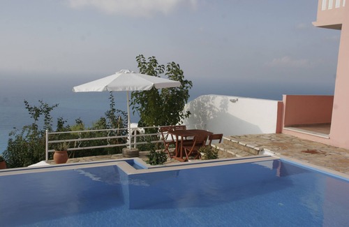 Kalamitsi Villa | Private Villa with swimming pool- 5 min from the beach