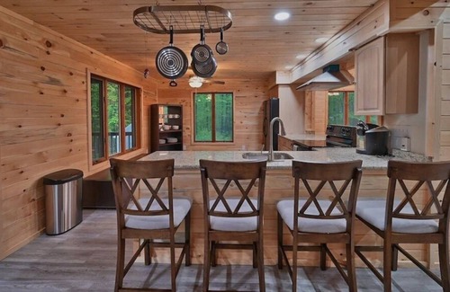 Tunkhannock Township Cabin | PRIVATE W/ HOTTUB/FIRE PIT/SHUFFLE BOARD/AIR HOCKEY/BAR-10 MIN to SKI/ Sleeps 18