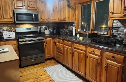 Sabattus House | PRIVATE WATERFRONT DOG FRIENDLY LAKE HOUSE