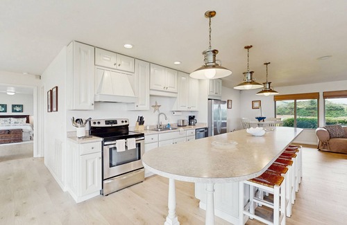 Fort Bragg House | Private Waterfront Home with Private Hot Tub and Central Heat - Walk to Ocean