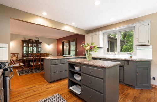 Webster House | Privated 3 acreage wood retreat near 30 Restraunts