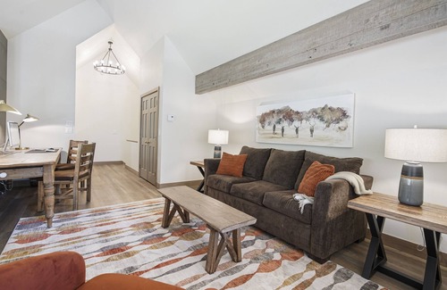 Warrior's Mark West House | ⭐️ PrivateHome w/Hot Tub, Stunning Views, Family & Pet Friendly FreeWntr Shuttle