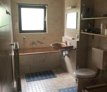 Emmertsgrund House | Privatzimmer im 1 OG in einem Reihenhaus mit gemeinschaftlichen Zimmern