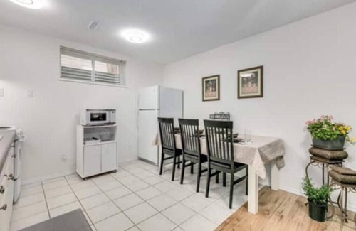 Cloverdale House | Professional, Bright, Cozy & Homey Spacious - 1 BD Guest suite