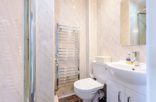 Barnetby House | Professional Long Stay Large House | Parking | WIFI | 50" TV | CCTV