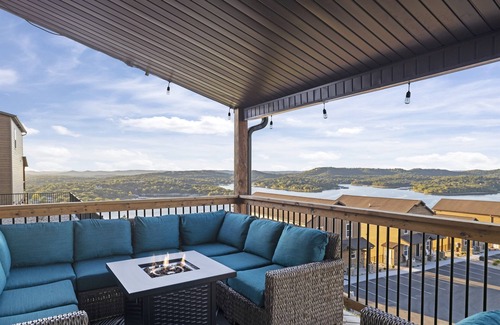 Kimberling City House | PROMO 10% OFF Indoor - Outdoor Pools! Lazy River! Theme!Lux Lake Views! Hot Tub!