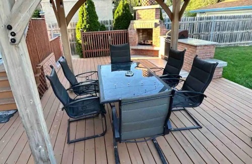 Westchester House | PROMO 10% WEEKLY AND 15% MONTHLY! Jacuzzi, King Beds, Easy Access to DT Chicago!