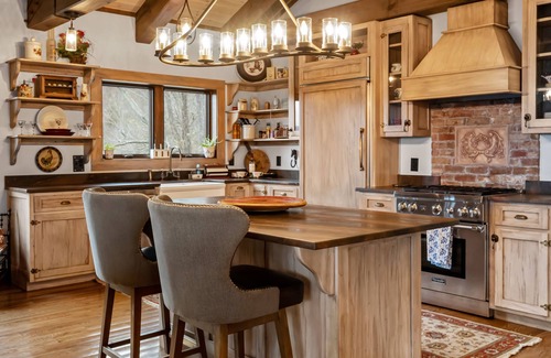 Clyde Cabin | PROMO 5% WEEKLY/15% MONTHLY DISCOUNTn Union Cross Between the Blue Ridge