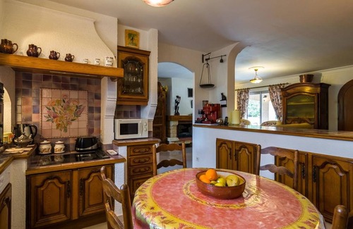Althen-des-Paluds House | Provençal Villa with Private Pool, A/C, WiFi, Kids' Play Area, Ping-Pong, & Foosball