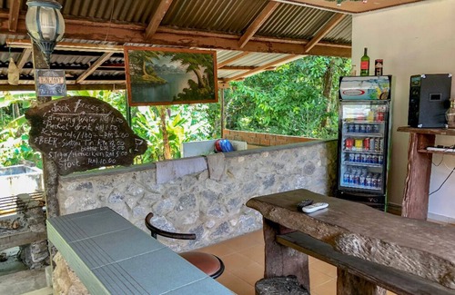 Lundu House | Providing mountain views, a shared lounge and barbecue facilities.