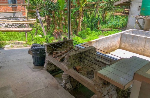 Lundu House | Providing mountain views, a shared lounge and barbecue facilities.