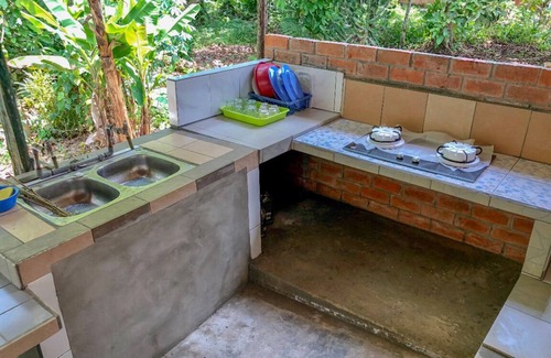 Lundu House | Providing mountain views, a shared lounge and barbecue facilities.